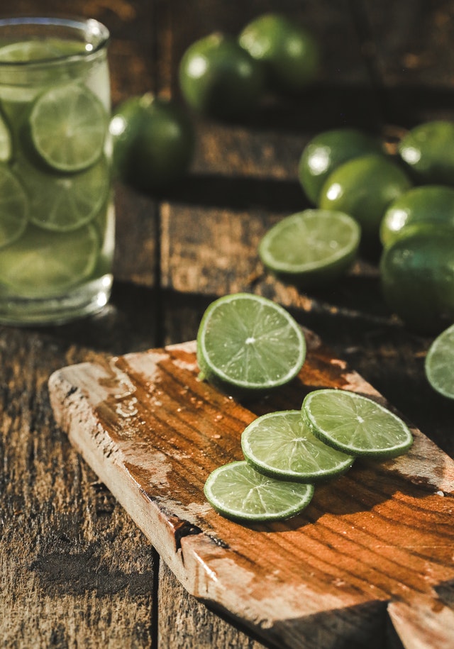 slice-of-limes-on-brown-wood-chopper-1437595